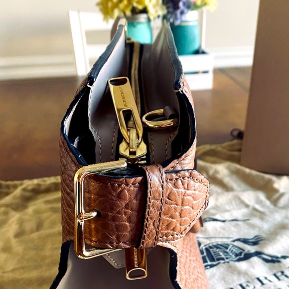 Burberry Cross Body. - Picture 9 of 10